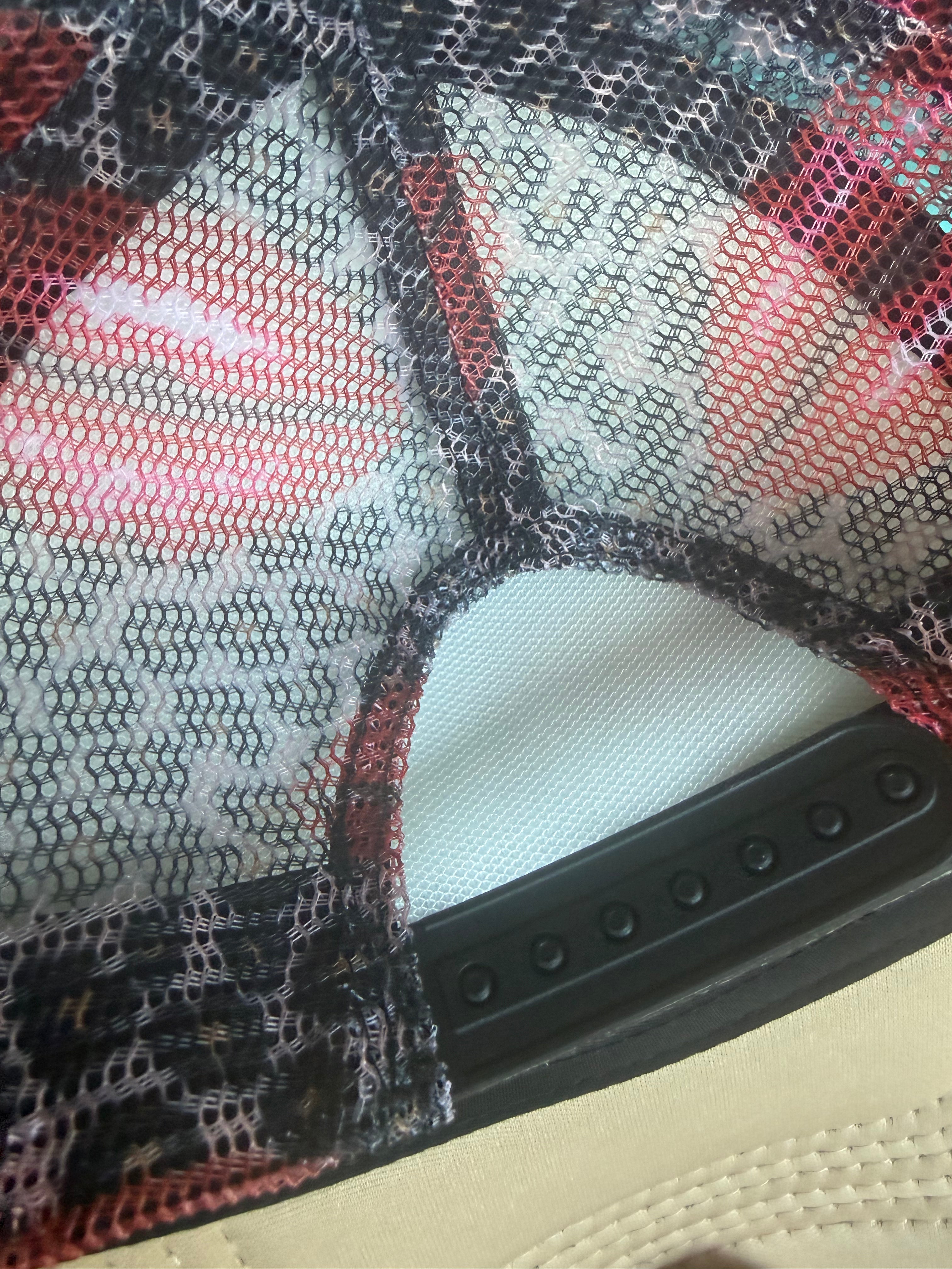 I love me! Trucker hat with printed leopard mesh with red lips